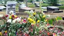 Makam almarhum Olga Syahputra banjir dengan aneka bunga, Jakarta, Senin (30/3/2015). Sejumlah bunga berasal dari fans yang datang ziarah ke makam Olga (Liputan6.com/Panji Diksana)
