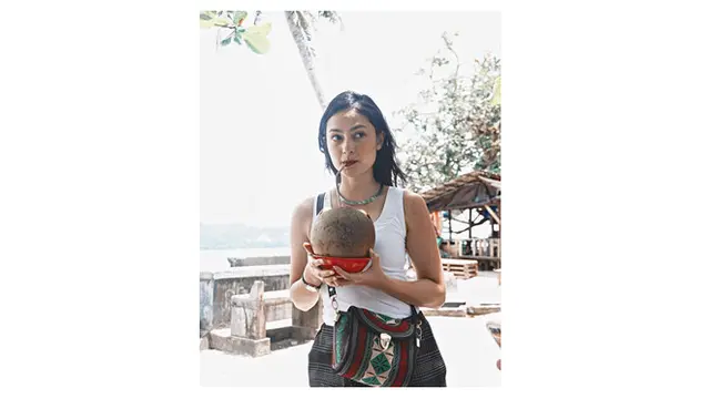 6 Potret Clara Josephine Bernadeth, Model Wanita di Video Klip Terbaru NOAH