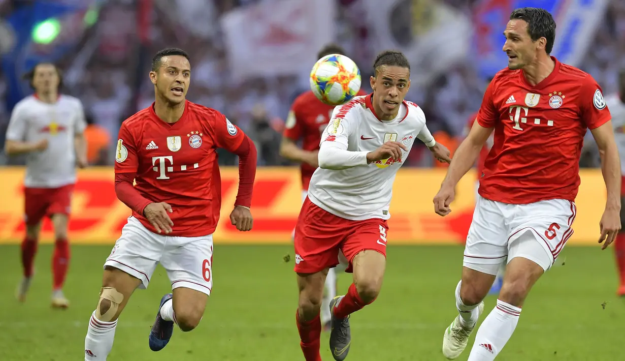 Gelandang Bayern Munchen, Thiago Alcantara, berebut bola dengan striker RB Leipzig pada laga DFB Pokal di Stadion Olympic, Berlin, Sabtu (25/5). Munchen menang 3-0 atas Leipzig. (AFP/Tobias Schwarz)