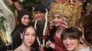 Tentu saja, rekan se-grup Febby saat masih remaja, Blink hadir! Agatha Pricilla dan Sivia Azizah kompak tampil serba hitam. Sedangkan Ify tampil mengenakan dress warna icy blue. [@agthpricilla].