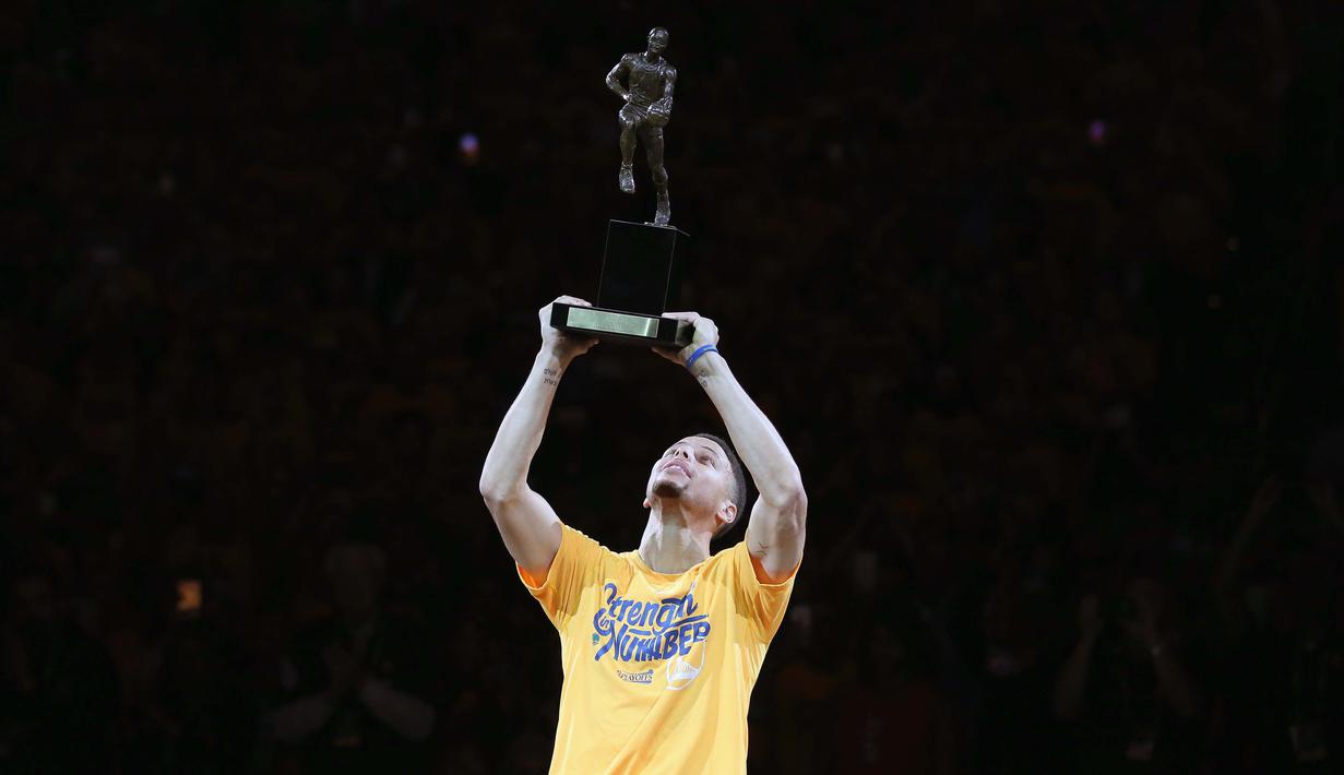  Stephen Curry #30 mengangkat trofi MVP 2016 yang diraihnya usai semifinal NBA Playoffs wilayah barat di Oracle Arena, Oakland, California, (12/5/2016) WIB. (Ezra Shaw/Getty Images/AFP)