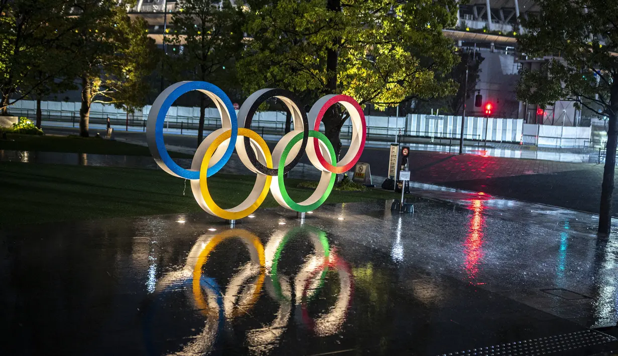 Pemandangan umum menunjukkan Cincin Olimpiade di depan Stadion Nasional, tempat utama untuk Olimpiade dan Paralimpiade Tokyo 2020, 100 hari sebelum upacara pembukaan di Tokyo pada 14 April 2021. (Charly TRIBALLEAU / AFP)