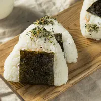 Ilustrasi onigiri tuna mayo./Copyright shutterstock.com/id/g/bhofack2