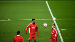 Pemain Ajax Amsterdam Danilo Pereira (kiri) dan Antony (kanan) ambil bagian dalam sesi latihan di stadion Luz, Lisbon, 22 Februari 2022. Ajax akan melawat ke markas Benfica pada babak 16 besar Liga Champions 2021/2022, Kamis (24/2) dini hari WIB. (PATRICIA DE MELO MOREIRA/AFP)