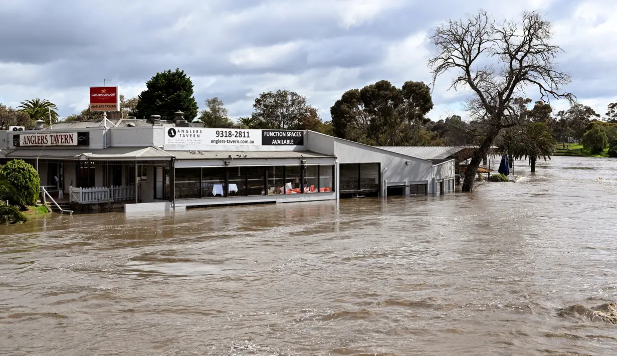 Sebuah kedai terendam banjir di pinggiran Kota Melbourne, Maribyrnong, Australia, Jumat (14/10/2022). Berdasarkan laporan ABC Australia, Jumat (14/10/2022), State Emergency Service atau SES menyebut situasi di Victoria akan terus tereskalasi karena sungai yang meluap. (William WEST/AFP)