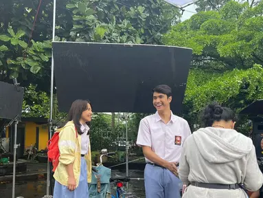 Prilly Latuconsina saat syuting dengan Yesaya Abraham Sitanggang untuk film Gita Cinta dari SMA. (Foto: Instagram/ prillylatuconsina96)