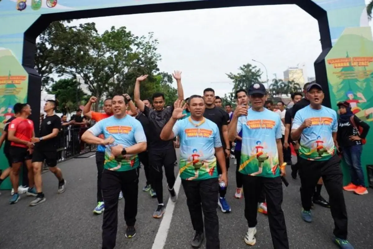 Gubernur Riau Abdul Wahid dalam kegiatan Karhutla Fun Run 2025.