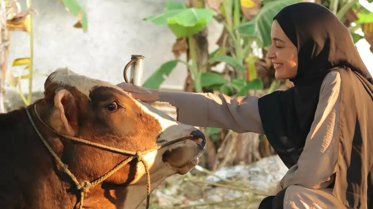 Tampil Syar’i dan Anggun, Ini Gaya Shireen Sungkar Saat Sembelih Hewan Kurban Sendiri