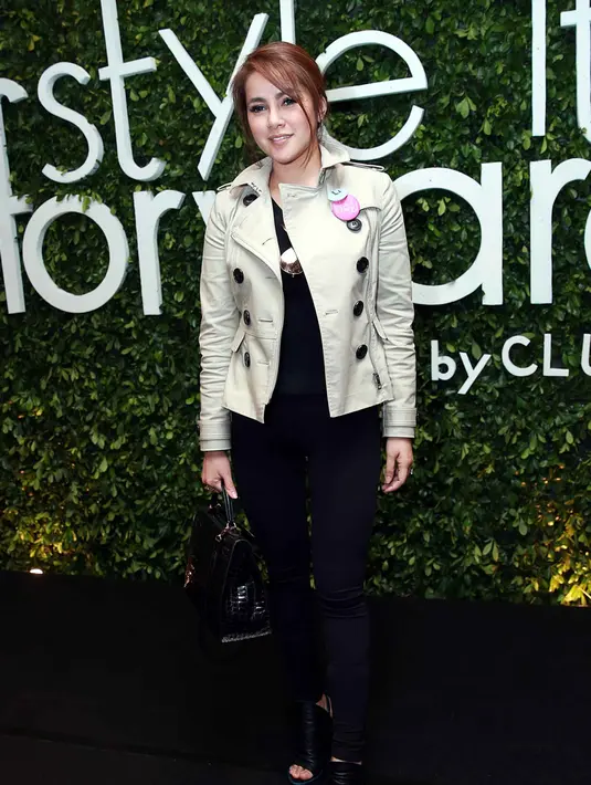 Banyak barang-barang yang dijual bermerek ternama. Dari harga murah hingga jutaan rupiah. Berbagai macam aksesoris, belt hingga sepatu dan masih banyak lagi. (Deki Prayoga/Bintang.com)