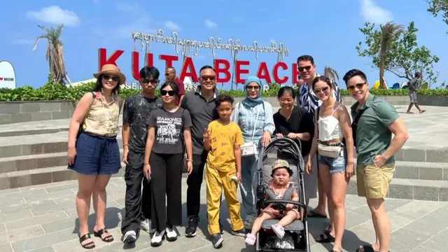 Potret keluarga besar Gracia Indri dan Gisela Cindy berlibur ke Bali (Sumber: Instagram/graciaz14)
