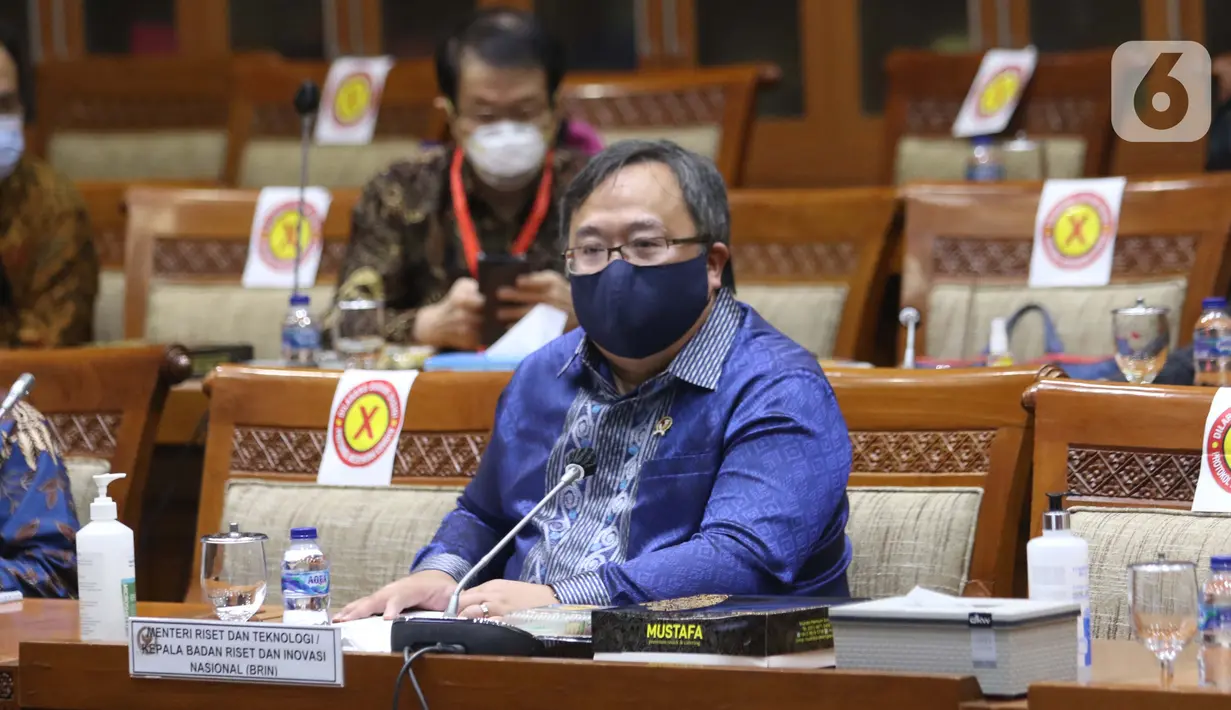 Menteri Riset dan Teknologi Bambang Brodjonegoro menghadiri  rapat kerja di ruang rapat Komisi XI DPR RI, kompleks parlemen, Jakarta, Rabu (3/2/2021). Rapat kerja ini membahas hasil riset dan inovasi dalam rangka Pengendalian Covid-19 dan membahas vaksin Merah Putih. (Liputan6.com/Angga Yuniar)