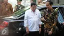 Presiden Rodrigo Duterte disambut Presiden Joko Widodo saat tiba di Istana Negara, Jakarta, Jumat (9/9). Duterte memilih Indonesia sebagai tujuan kunjungan pertama karena melihat Indonesia adalah mitra strategis Filipina. (Liputan6.com/Faizal Fanani)