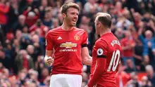 Wayne Rooney (kanan) bersama Michael Carrick merayakan gol Manchester United ke gawang Swansea City pada laga Premier League di Old Trafford, Manchester, Minggu (30/4/2017). (AFP/Oli Scarff)