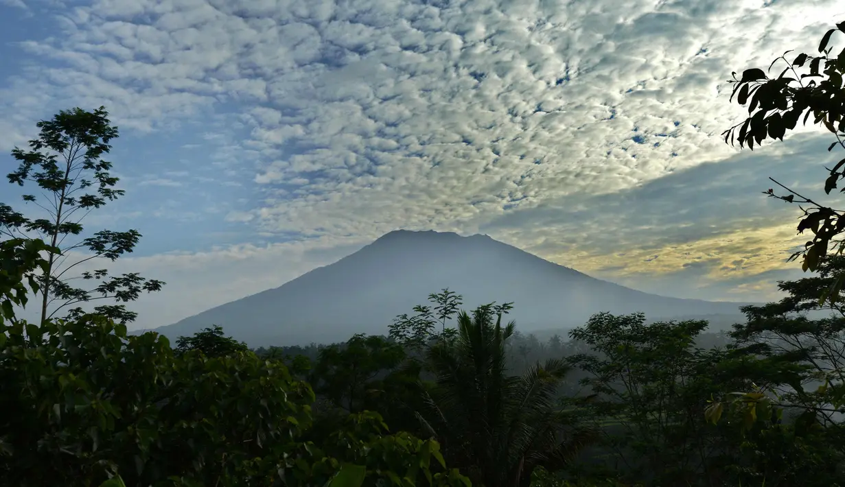 Suasana pemandangan Gunung Agung dari Karangasem di pulau resor Bali, Indonesia (24/9). Pihak BNPB Indonesia  mengatakan, Gunung Agung di Karang Asem, Bali dalam status awas. (AFP Photo/Sonny Tumbelaka)