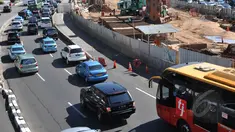Jalur Transjakarta koridor 1 Blok M-Kota di kawasan Sudirman untuk sementara ditutup, Jakarta, (30/4/2015). Penutupan ini dikarenakan pengerjakan MRT memasuki tahap grouting/injeksi kabel PLN bertegangan tinggi. (Liputan6.com/Herman Zakharia)
