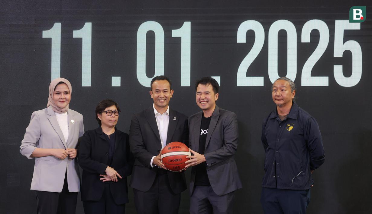 Head of GoPay Wallet, Kelvin Timotius (kedua kanan) memberikan bola kepada Direktur Utama IBL, Junaz Miradiarsyah (tengah) dalam acara Media Day IBL 2025 di KYZN Kuningan, Jakarta Selatan, Kamis siang (12/12/2024). (Bola.com/M Iqbal Ichsan)
