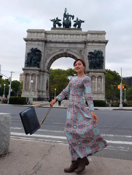 Sebagai wanita yang memperhatikan penampilan, Vicky Shu pun tak lupa untuk tetap tampil modis.  Seperti ketika dirinya mengunjungi Brooklyn, New York dengan penampilannya yang keren. (via instagram/@vicksyshu)