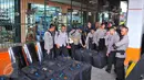 Petugas polisi melakukan persiapan pengamanan di pusat perbelanjaan kawasan Glodok, Jakarta Barat, Jumat (4/11). Pengamanan ketat dilakukan guna mengantisipasi peristiwa yang tidak diinginkan terkait demonstrasi Ormas Islam. (Liputan6.com/Angga Yuniar)