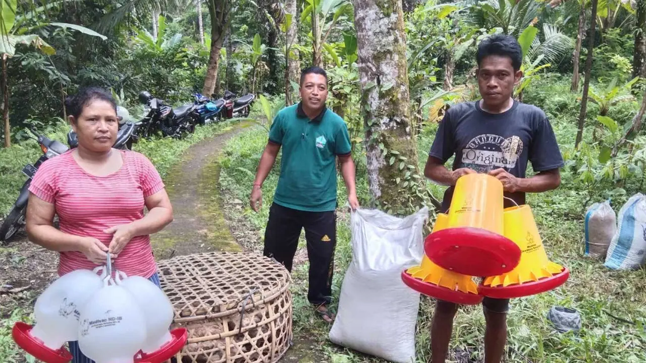 Dua dari tiga anak dengan kondisi disabilitas, pasangan asal Karangasem Bali dapat bantuan hewan ternak dari Kemensos. (Foto: Kemensos)