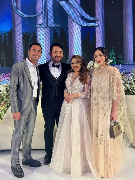 Selain kebaya, dress brokat berpotongan loose seperti yang dikenakan Nagita Slavina bisa jadi pilihan. [@raffinagita1717].