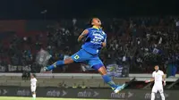 Gelandang Persib Bandung, Febri Hariyadi, merayakan gol yang dicetaknya ke gawang Persebaya Surabaya pada laga Liga 1 Indonesia di Stadion I Wayan Dipta, Bali, Jumat (18/10). Persib menang 4-1 atas Persebaya. (Bola.com/Aditya Wany)