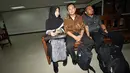 Mantan Kadishub DKI Jakarta, Udar Pristono (tengah) hadir memberikan kesaksian pada sidang dugaan korupsi Bus Transjakarta dengan terdakwa Drajad Adhyaksa dan Seyito Luhu di pengadilan Tipikor Jakarta, Senin (3/11/2014). (Liputan6.com/Miftahul Hayat)