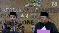 Wakil Ketua MPR periode 2019-2024, Hidayat Nur Wahid didampingi Ketua Fraksi PKS Jazuli Juwaini (kiri) memberikan keterangan pers terkait penandatanganan petisi usulan dibentuk Pantia Khusus (Pansus) Jiwasraya di Kompleks Parlemen, Senayan, Rabu (15/1/2020). (Liputan6.com/Johan Tallo)