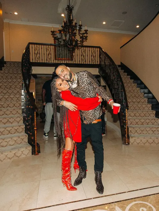 Menggandeng rapper French Montana, Agnez Mo melantunkan single "Diamond". Keduanya terlihat begitu akrab. (Foto: Instagram/@agnezmo)