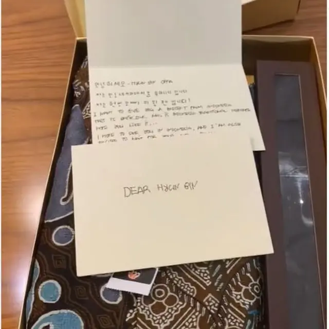 Hyun Bin dapat hadiah batik dari penggemarnya di Indonesia