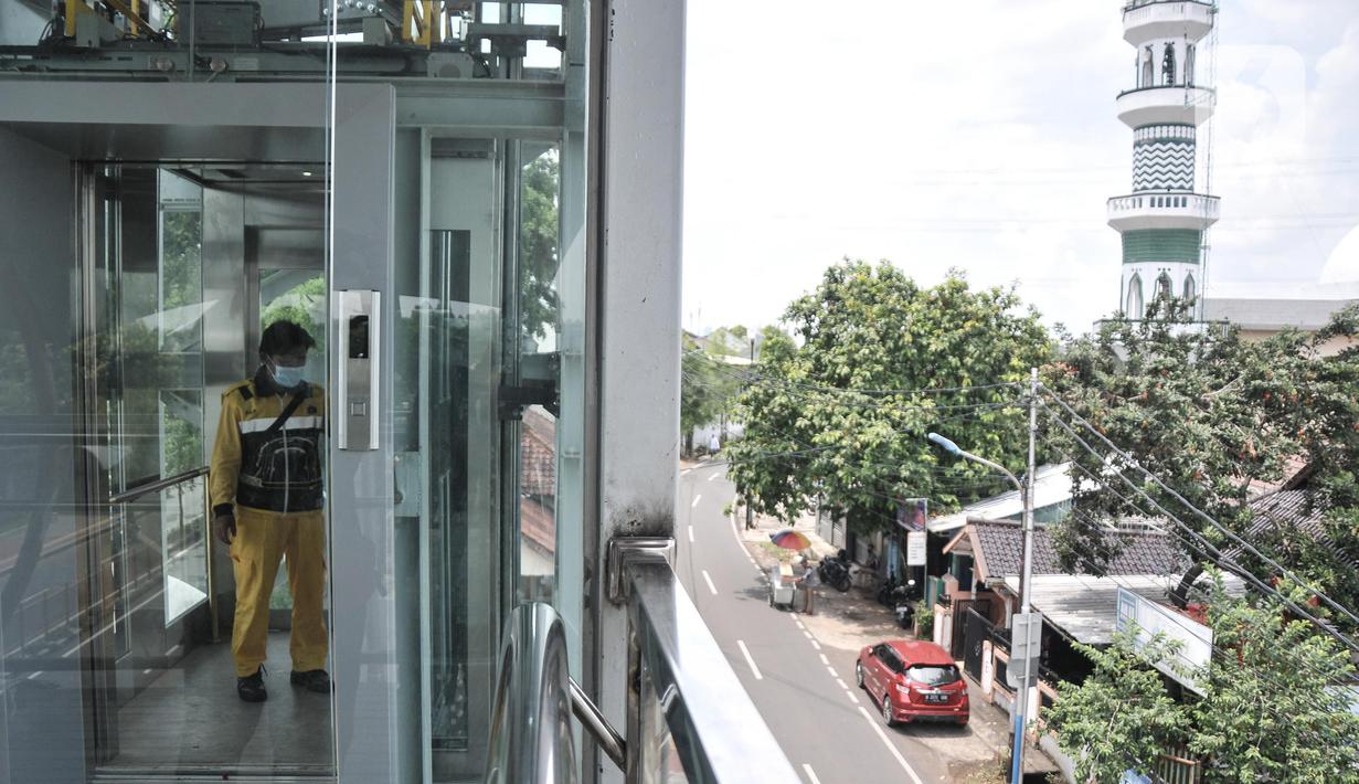 Operator saat menggunakan lift di JPO Jalan Kolonel Sugiono, Duren Sawit, Jakarta Timur, Senin (7/2/2022). Tak hanya menonjolkan keindahan arsitekturnya, JPO ini juga ramah bagi penyandang disabilitas karena sudah dilengkapi dengan lift. (merdeka.com/Iqbal S Nugroho)