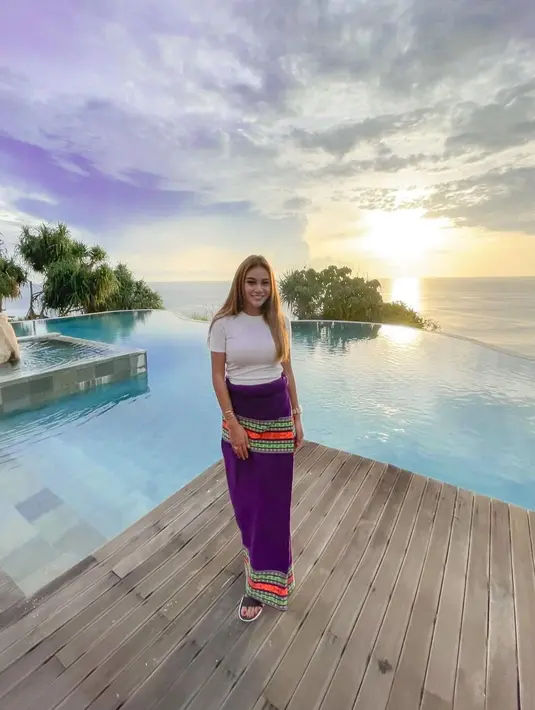 Kekasih Atta Halilintar ini juga mengatakan kalau setiap orang pada akhirnya butuh rehat sejenak dan fokus terhadap diri sendiri. Ia juga menyarankan untuk siapapun yang merasa perlu puasa media sosial agar segera melakukannya (Instagram/aurelie.hermansyah)