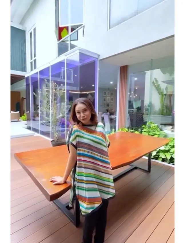 9 Potret Taman Belakang Rumah Rossa Usai Renovasi, Desain Modern Tropis yang Memukau