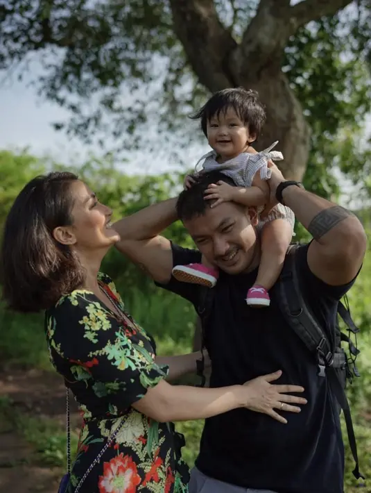 Hadirnya Salma di tengah kehidupan Atiqah Hasiholan dan Rio Dewanto pastinya menambah warna di keluarga kecil mereka. Senyuman bahagia selalu terpancar lantaran si kecil yang menggemaskan, Salma Jihanne Putri Dewanto. (Instagram/atiqahasiholan)