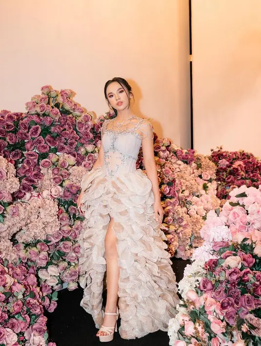 Lyodra tampil tak main-main di sini. Dressnya dipenuhi payet dan kristal berkilauan dengan berbagai bentuk statement yang menonjol. [Foto: Instagram/lyodraofficial]