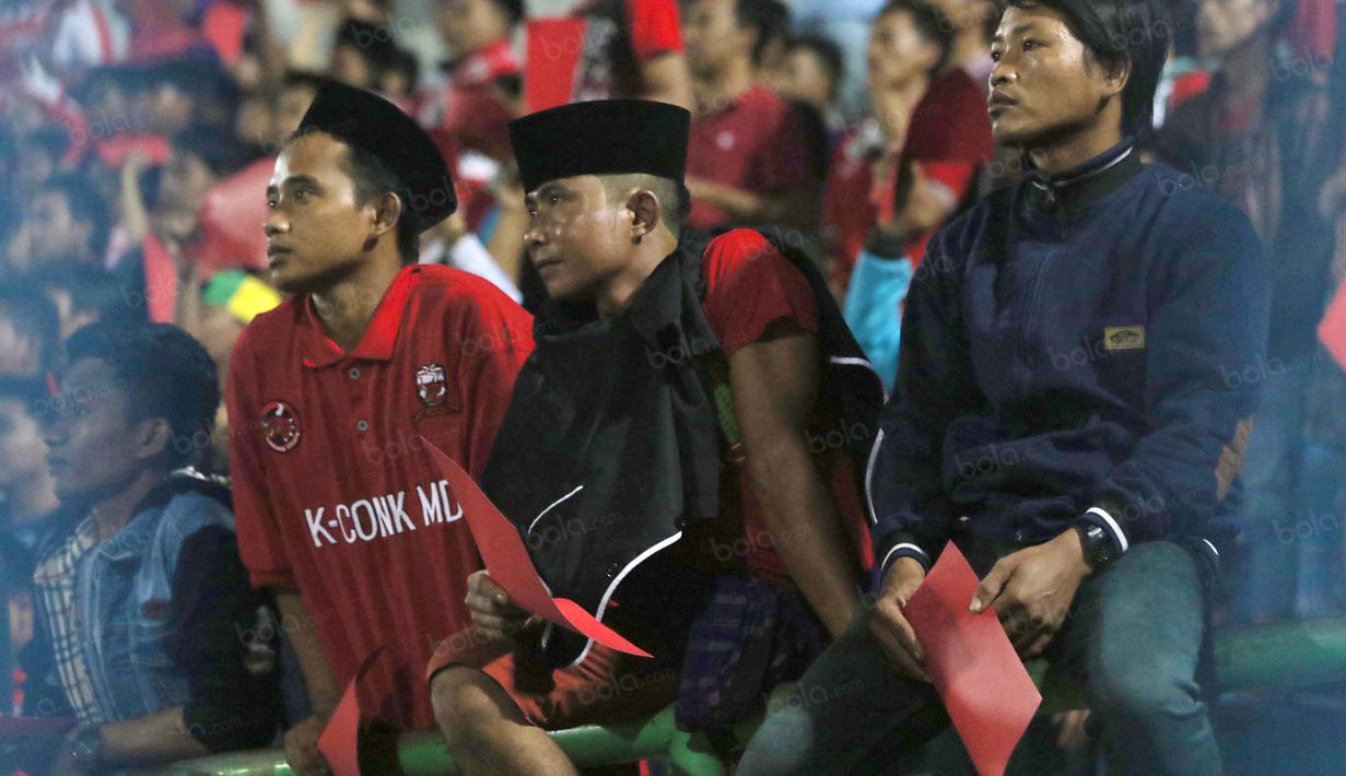 K-Conk Mania mengenakan peci dan sarung saat menyaksikan Madura United vs Persiba Balikpapan pada Torabika SC 2016 di Stadion Gelora Bangkalan, Senin(13/6/2016).  (Bola.com/Nicklas Hanoatubun)