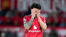 Pemain Manchester United, Lisandro Martinez, tampak kecewa setelah mendapat kartu merah saat melawan Leeds United pada pekan ke-32 Premier League 2025/2026 di Stadion Old Trafford, Selasa (14/4/2026). (AP Photo/Dave Thompson)