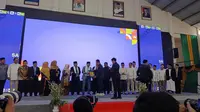 Penyerahan plakat yang menandakan bahwa Santri Film Festival 2025 resmi diluncurkan. (dok. Liputan6.com/Sabrina Aulia Putri)