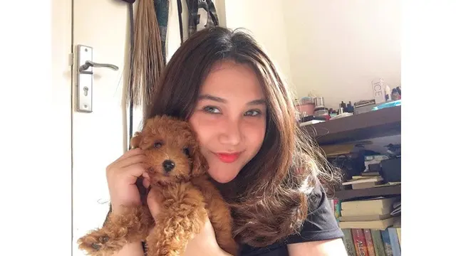 Lagu 'Tersenyumlah Indonesiaku' di Notice Jokowi, Ini 6 Potret Cantik Penyanyi Olivia Nelbra