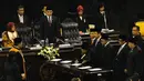 Ketua MPR Zulkifli Hasan dan empat Wakil Ketua MPR masing-masing H. Mahyuddin, Evert Erenst Mangindaan, Hidayat Nur Wahid, dan Oesman Sapta saat penandatanganan sumpah, Jakarta, (8/10/14). (Liputan6.com/Andrian M Tunay) 