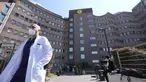 Pemandangan rumah sakit San Raffaele, di Milan, Italia, Rabu (5/4/2023). Mantan Perdana Menteri Silvio Berlusconi dirawat di rumah sakit Rabu karena masalah pernapasan, lapor media Italia. (AP Photo/Luca Bruno)
