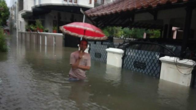 Banjir sepinggang orang dewasa di Jl. Lembah Aren VII, RW 09, Pondok Kelapa, Jakarta Timur