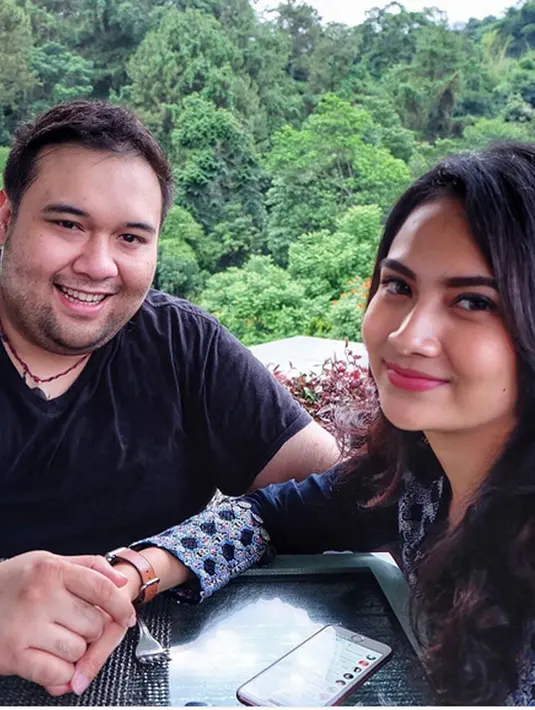 Cukup lama menjalin cinta, tak jarang Vanessa dan Didi liburan bersama. Seperti dalam foto ini, keduanya terlihat sedang berada di sebuah tempat makan yang nampaknya terdapat pemandangan yang indah. (Instagram/vanessaangelofficial)