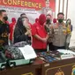 Polisi membekuk komplotan joki SBMPTN di Surabaya. (Dian Kurniawan/Liputan6.com)