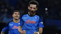 Khvicha Kvaratskhelia. Sayap kiri Georgia berusia 21 tahun ini baru bergabung dengan Napoli pada awal musim 2022/2023 usai didatangkan dari klub Georgia Dinamo Batumi dengan nilai transfer 10 juta euro. Di fase grup Liga Champions 2022/2023 ia telah menyumbang 2 gol dan 3 assist dari 4 penampilan. Seperti Frank Anguissa, ia juga hanya absen di matchday ke-5 saat Napoli menang 3-0 atas tamunya Glasgow Rangers (26/10/2022). (AFP/Filippo Monteforte)