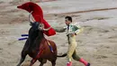 Matador asal Spanyol, Alberto Lopez beraksi di Festival San Fermin, Pamplona, Spanyol, Selasa (7/7/2015). Aksi pertarungan antara Matador dengan banteng menjadi salah satu aksi yang ditunggu di Festival San Fermin. (Reuters/Vincent West)