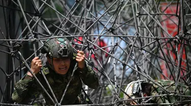 Seorang tentara wanita mengikuti pelatihan untuk wanita di Pangkalan Udara Militer Tolemaida di Tolemaida, Kolombia, pada 16 Mei 2023. (AFP/Raul Arboleda)