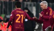 Pelatih AS Roma Gian Piero Gasperini menyalami Paulo Dybala ketika ditarik keluar pada laga kontra Juventus di Liga Italia 2025/2026. (MARCO BERTORELLO / AFP)