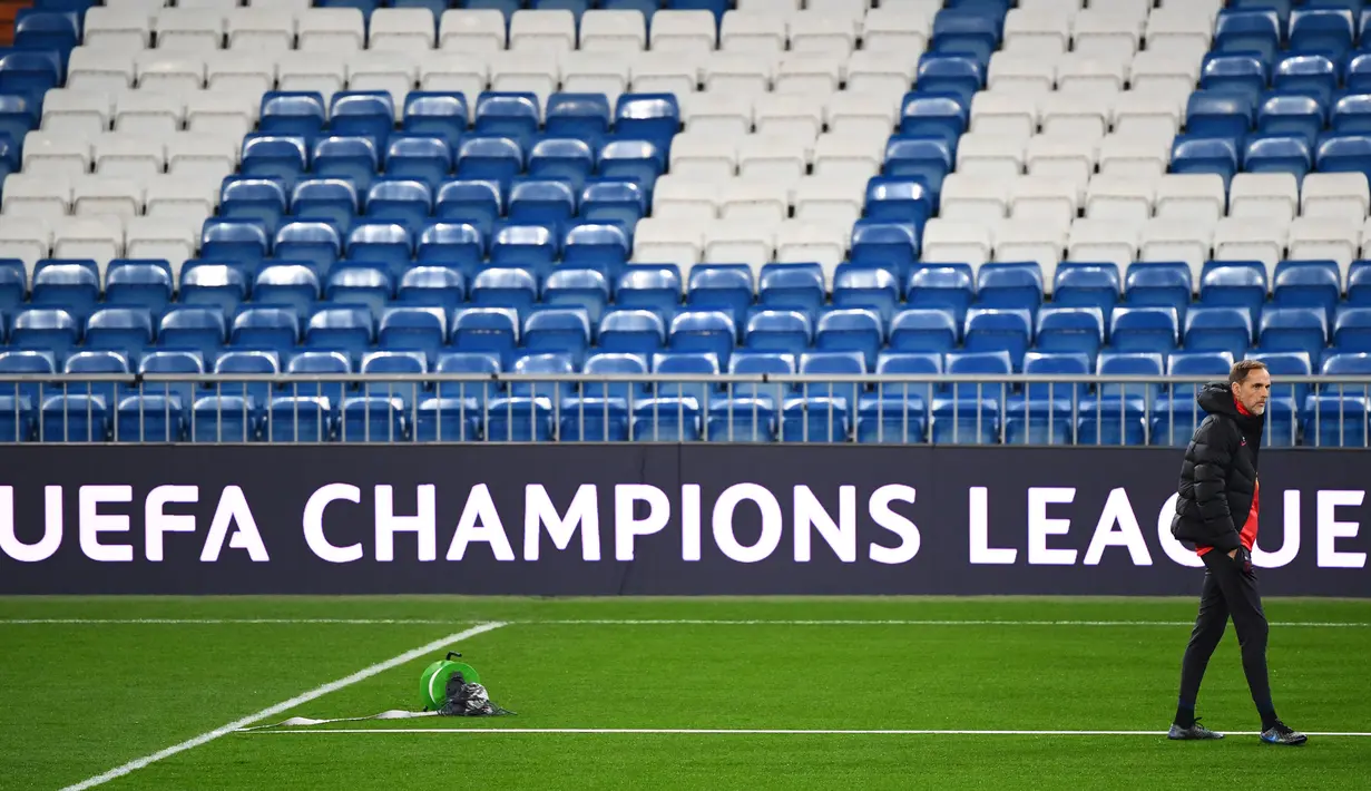 Pelatih Paris Saint-Germain, Thomas Tuchel melihat para pemainnya berlatih di stadion Santiago Bernabeu di Madrid (25/11/2019). PSG akan bertanding melawan Real Madrid pada Grup A Liga Champions di Santiago Bernabeu. (AFP/Gabriel Bouys)
