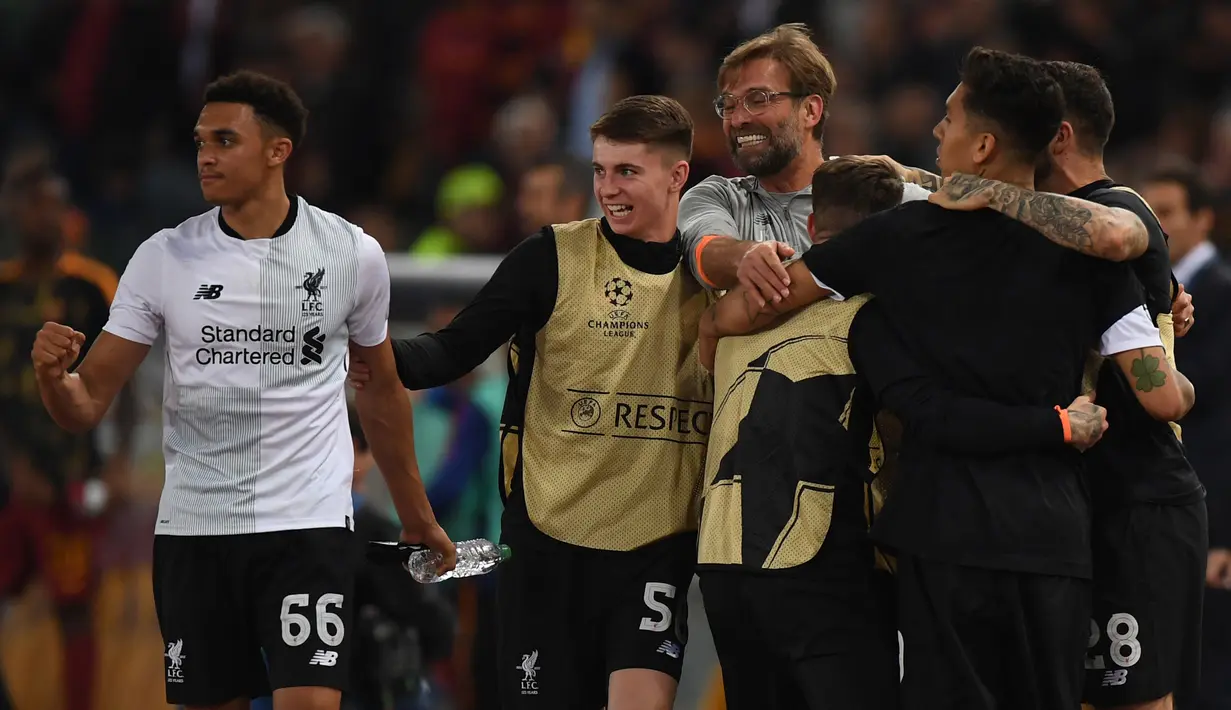 Pelatih Liverpool Jurgen Klopp memeluk para pemainnya usai pertandingan semifinal Liga Champions di Stadion Olimpiade, Roma (2/5). Liverpool takluk 4-2 atas Roma di leg kedua  dan melaju ke final usai menang agregat 7-6. (AFP Photo/Paul Ellis)