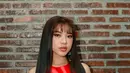 Penampilan Tiara Andini dengan dres berwarna merah serta makeup tajam pada mata ini pun tak lepas dari sorotan. Bahkan, dengan poni yang ada, makeup pada bagian mata pun semakin terlihat tajam serta memberikan kesan tegas. (Liputan6.com/IG/@tiaraandini)